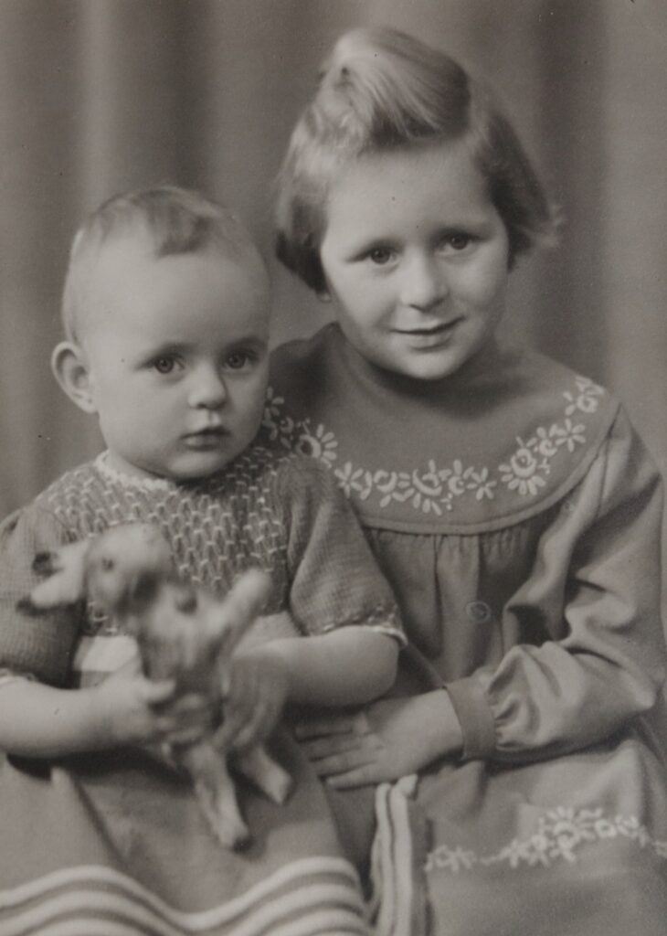 Die Stifterin mit Ihrer jüngeren Schwester Sybille